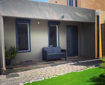Destrellan Apartment | Villa Pheron: 4-Star Retreat with Jacuzzi & Spa Amenities