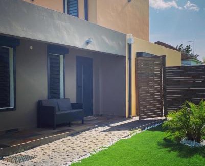 Destrellan Apartment | Villa Pheron: 4-Star Retreat with Jacuzzi & Spa Amenities