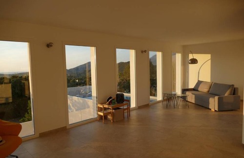 Oletta Villa | Villa Phi: Oceanfront Escape with Incredible 10/10 Rating