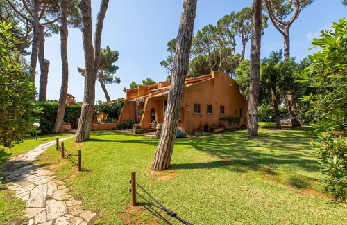 Latina Lido House | Villa Piccola Duna: Beachfront Retreat with Direct Access