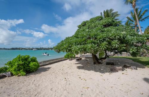 Grand-Baie Villa | Tranquil Villa Pieds dans l'Eau with Ocean Views & Pool