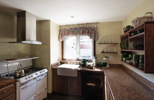 Pine Mountain Club House | Villa Pine Mountain: Your Ideal Country Cottage Getaway