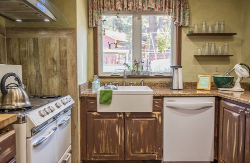 Pine Mountain Club House | Villa Pine Mountain: Your Ideal Country Cottage Getaway