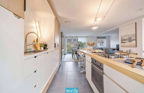 Oostduinkerke-Bad House | Villa Pippa: Steps from the Beach with Oceanfront Views