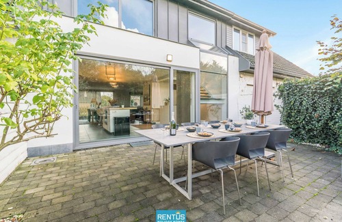 Oostduinkerke-Bad House | Villa Pippa: Steps from the Beach with Oceanfront Views