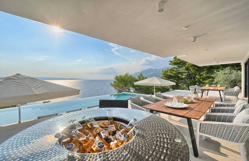 Brela Villa | Villa Platinum Pearl - beachfront villa with 5 bedrooms