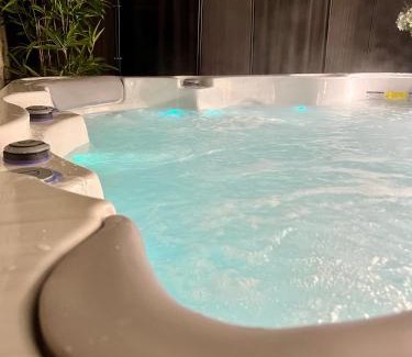 Brive-la-Gaillarde Villa | Serene Villa Platon with Jacuzzi & Garden - 10/10 Rated