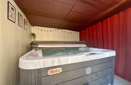 Brive-la-Gaillarde Villa | Serene Villa Platon with Jacuzzi & Garden - 10/10 Rated