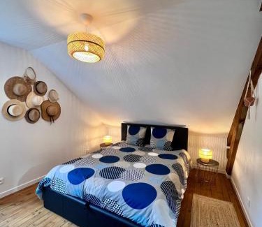 Brive-la-Gaillarde Villa | Serene Villa Platon with Jacuzzi & Garden - 10/10 Rated