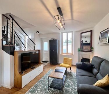Brive-la-Gaillarde Villa | Serene Villa Platon with Jacuzzi & Garden - 10/10 Rated