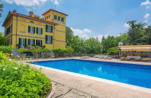 Ponte Buriano Villa | Relax at Villa Poggio Patrignone with Pool & Hot Tub