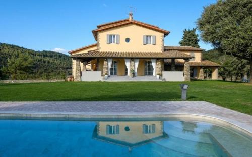 Calenzano Villa | Villa Poggiostelle: Pet-Friendly Retreat with Pool & 10/10 Rating