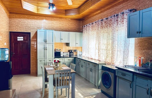 Accra House | Villa Polly - Cozy 3-Bed House with Ocean View & Wi-Fi