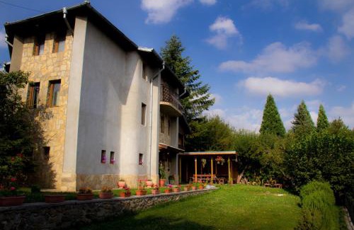Vitosha District House | Villa Pontica: Family-Friendly Stay with Dining Options