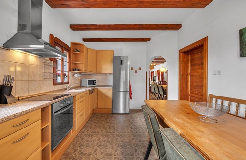 Stupna Villa | Stupna KSS180: Pet-Friendly Retreat with Pool & Breakfast
