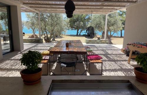 Alyfanta House | Discover Villa Port Olivier: Oceanfront Retreat with Hot Tub