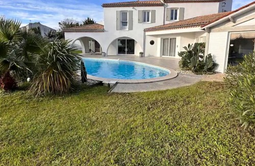 Meschers-sur-Gironde Villa | Seaside Villa Premium Near Royan: Pool & Family Friendly