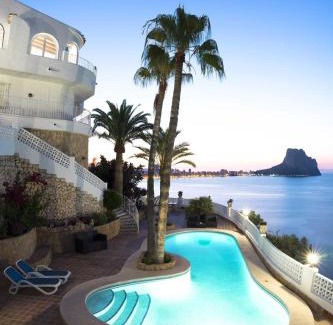 La Canuta Villa | Villa Primera Linea: Oceanfront Escape with Pool & Pet Friendly