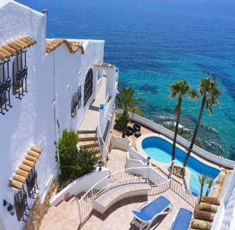 La Canuta Villa | Villa Primera Linea: Oceanfront Escape with Pool & Pet Friendly