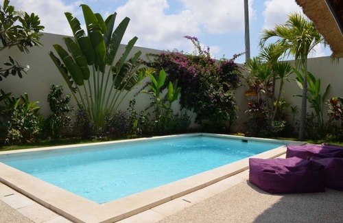 Sunset Road House | Family-Friendly Villa Near All Amenities with Breakfast