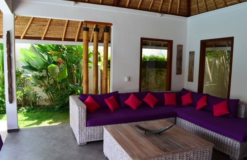 Sunset Road House | Family-Friendly Villa Near All Amenities with Breakfast