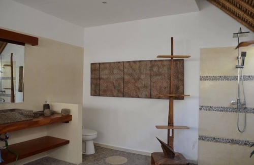 Sunset Road House | Family-Friendly Villa Near All Amenities with Breakfast