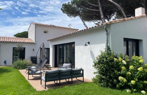 Le Bois-Plage-en-Re Villa | Villa Near Beaches and Shops with Ocean View & Private Beach