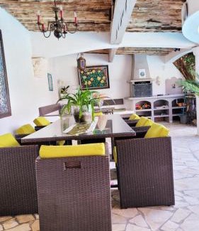 Plage de la Garonnette Villa | Relax at Villa Provençale: Oceanfront Oasis near Saint Tropez