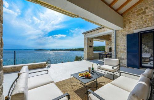 Zdrelac Villa | Pet-Friendly Villa Proversa with Oceanfront Pool Access