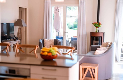 Castelnau-de-Montmiral Villa | Villa Puycelsi Privilège: Air-Conditioned Retreat with Pool