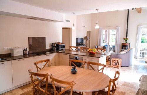 Castelnau-de-Montmiral Villa | Villa Puycelsi Privilège: Air-Conditioned Retreat with Pool