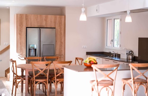 Castelnau-de-Montmiral Villa | Villa Puycelsi Privilège: Air-Conditioned Retreat with Pool