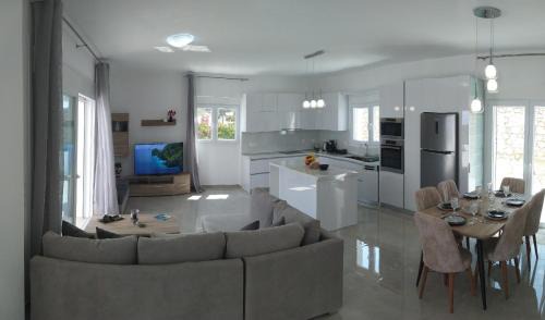 Amoopi House | Villa Puas: Family-Friendly Retreat with Perfect Ratings