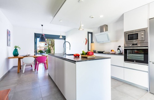 Vinaros House | Villa Puerto Blanco: Beachside Retreat with Pool & Wi-Fi