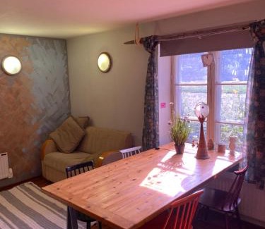 Hameenlinna House | Villa Puistolan huone