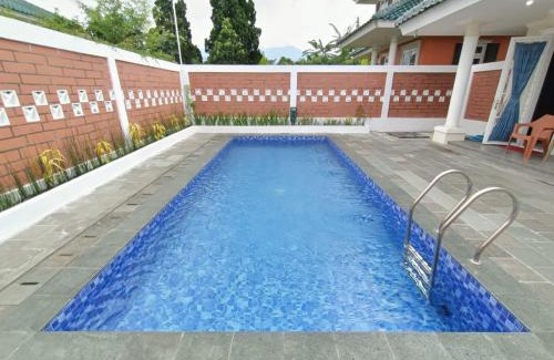 Cipanas Villa | Relax at Villa Puncak Resort Geulis 63 with Pool Access