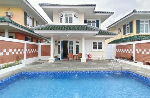 Cipanas Villa | Relax at Villa Puncak Resort Geulis 63 with Pool Access