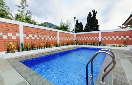 Cipanas Villa | Relax at Villa Puncak Resort Geulis 63 with Pool Access