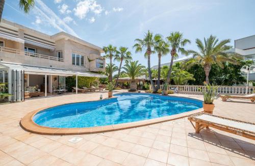 Peguera Villa | Villa Quesada: 4-Star Retreat with Pool & Pet-Friendly Options