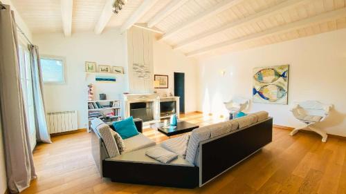 Le Bois-Plage-en-Re Villa | Elegant Villa with Heated Pool and Landscaped Garden
