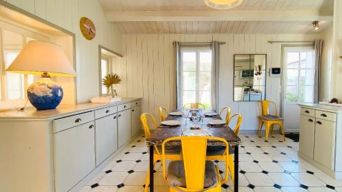 Le Bois-Plage-en-Re Villa | Elegant Villa with Heated Pool and Landscaped Garden