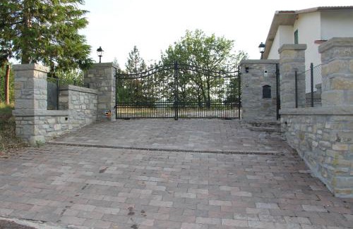 Bagno di Romagna Villa | Pet-Friendly Villa Raggio della Valle with Hot Tub & Breakfast