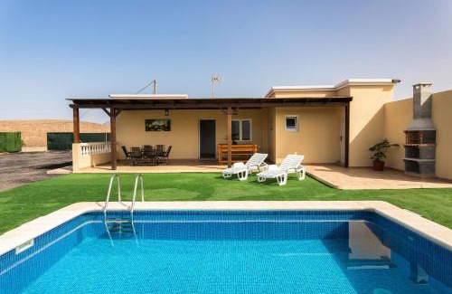 Tuineje Villa | Villa Ralue: Family-Friendly Retreat with Pool & High Ratings