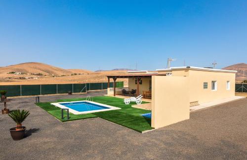 Tuineje Villa | Villa Ralue: Family-Friendly Retreat with Pool & High Ratings