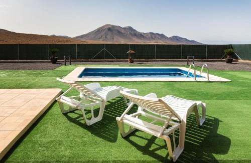 Tuineje Villa | Villa Ralue: Family-Friendly Retreat with Pool & High Ratings