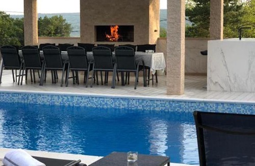 Trn Villa | Relaxing Villa Ramljak: Oceanfront Pool & Hot Tub Retreat