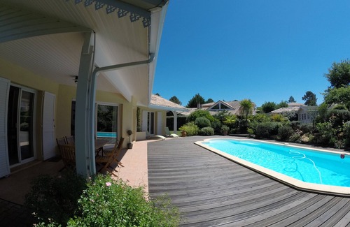 La Teste-de-Buch Villa | Serene Villa with Pool and Ocean View in Quiet Neighborhood