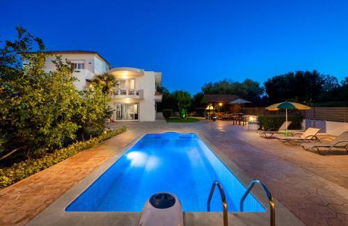 Kremasti Villa | Family-Friendly Villa Rea: 5 Bedrooms & Pool Oasis