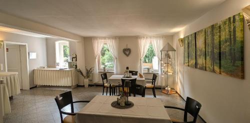 Bad Freienwalde House | Villa Regina: Family-Friendly Retreat with Pool & Pet Amenities