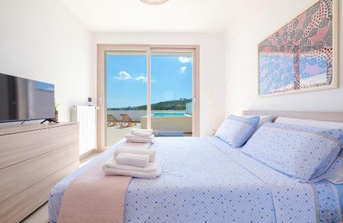 Castro Marina Apartment | Villa Reha: Oceanfront Retreat with Pool & Pet-Friendly Options